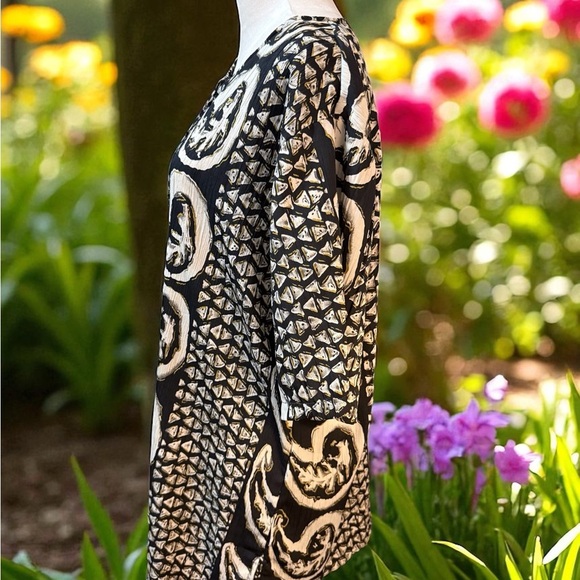 Elegant Black and White Women's Tunic - Picture 3 of 5
